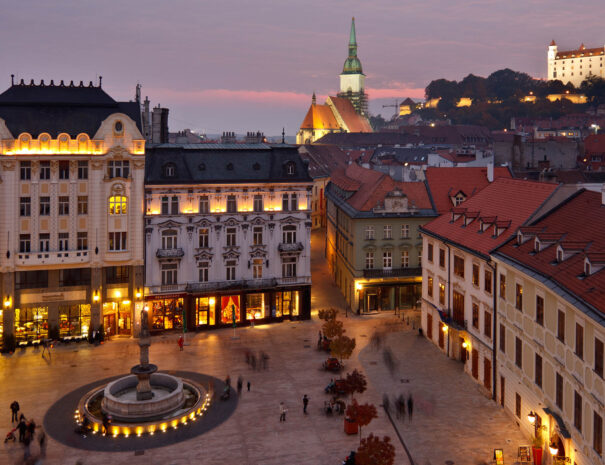 Slovakia_Bratislava-castle-St.-Martins-cath-Main-square-Rollands-fountain